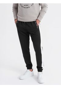 Ombre Clothing - Dresowe męskie spodnie joggery z kontrastowymi lampasami – czarne V1. Kolor: czarny. Materiał: dresówka. Wzór: aplikacja. Styl: sportowy, retro