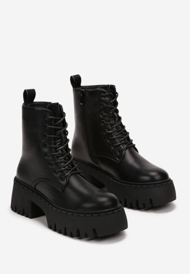 Renee - Czarne Botki w Stylu Workerów na Masywnej Platformie Aidana. Okazja: na co dzień. Nosek buta: okrągły. Zapięcie: zamek. Kolor: czarny. Materiał: skóra, jeans. Sezon: zima. Obcas: na platformie. Styl: casual, rockowy. Wysokość obcasa: niski