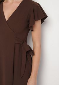 Born2be - Brązowa Rozkloszowana Sukienka Kopertowa z Wiązaniem w Talii Dannila. Kolor: brązowy. Wzór: aplikacja. Typ sukienki: kopertowe #6