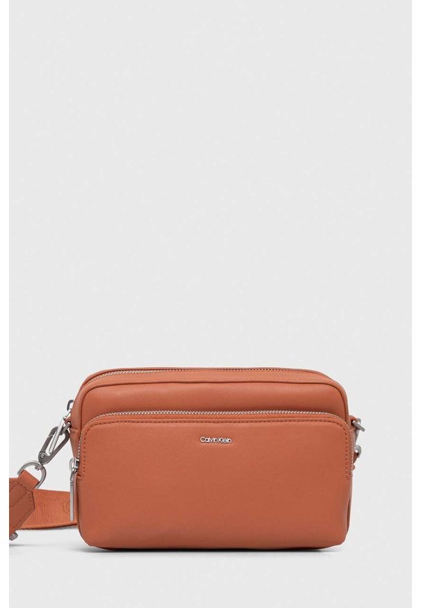 Calvin Klein torebka kolor pomarańczowy. Kolor: pomarańczowy. Rodzaj torebki: na ramię