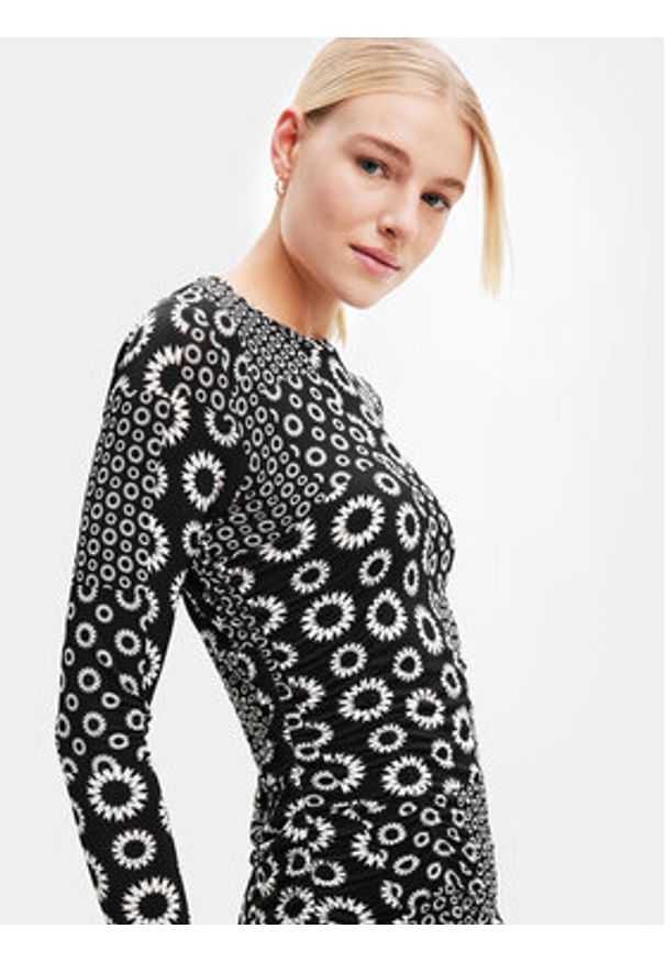 Desigual Sukienka codzienna 23WWVK26 Czarny Slim Fit. Okazja: na co dzień. Kolor: czarny. Materiał: wiskoza. Typ sukienki: proste. Styl: casual