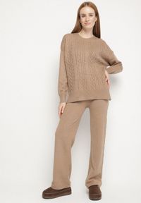Born2be - Ciemnobeżowy Komplet Dzianinowy z Bawełną i Wełną Spodnie i Warkoczowy Sweter Errela. Kolor: beżowy. Materiał: dzianina, wełna, bawełna #1