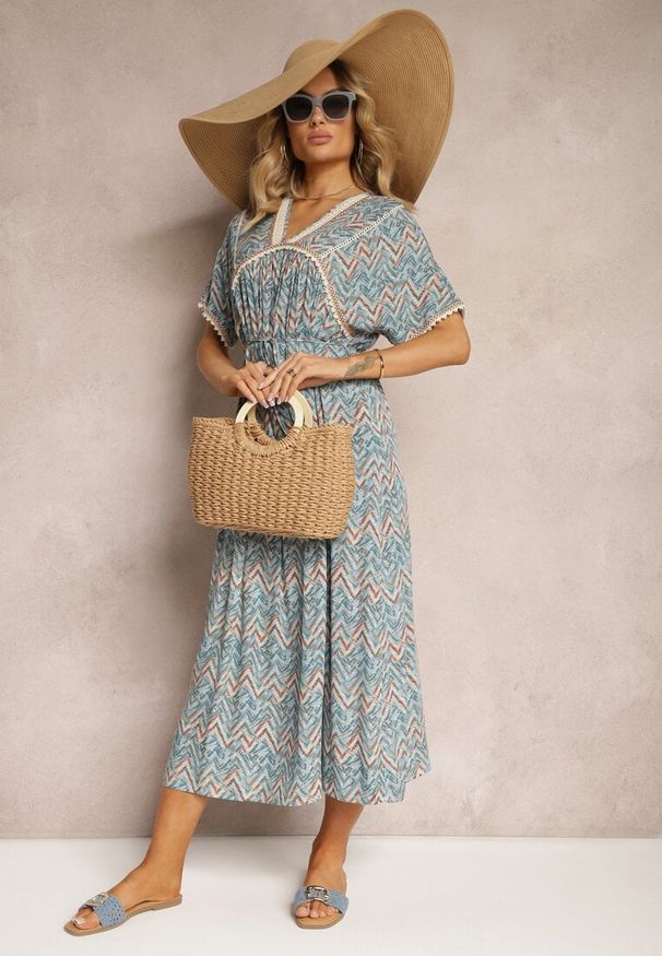 Renee - Niebieska Wiskozowa Sukienka w Stylu Boho z Krótkim Rękawem i Materiałowym Paskiem Giviata. Kolekcja: plus size. Kolor: niebieski. Materiał: wiskoza, materiał. Długość rękawa: krótki rękaw. Sezon: lato. Typ sukienki: dla puszystych, proste. Styl: boho