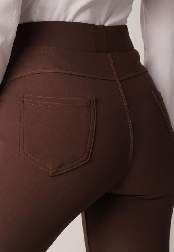 Born2be - Brązowe Spodnie z Gumką w Talii Dopasowane z Wysokim Stanem Trevona. Okazja: na co dzień. Stan: podwyższony. Kolekcja: plus size. Kolor: brązowy. Styl: casual, elegancki