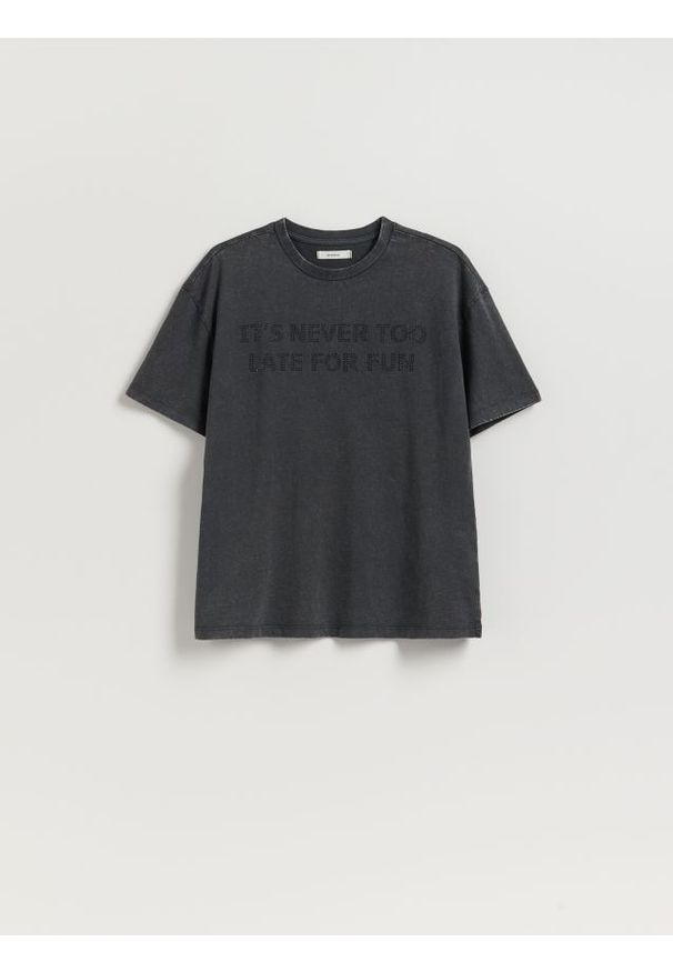 Reserved - T-shirt oversize z nadrukiem - ciemnoszary. Kolor: szary. Materiał: bawełna. Wzór: nadruk