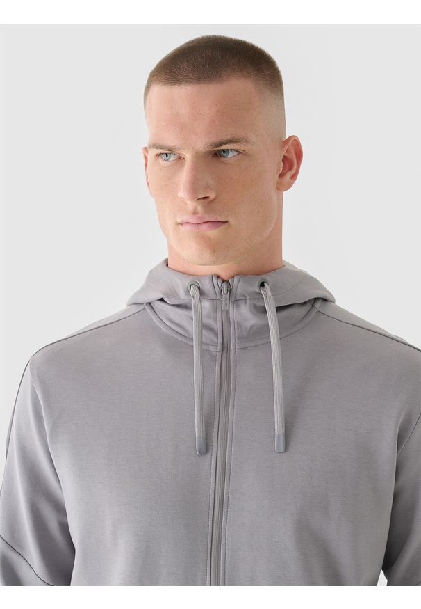 4f - 4F Bluza dresowa rozpinana z kapturem męska 4F x Robert Lewandowski - szara M. Okazja: na co dzień. Typ kołnierza: kaptur. Kolor: szary. Materiał: dresówka. Wzór: gładki, nadruk, ze splotem. Styl: casual. Sport: fitness
