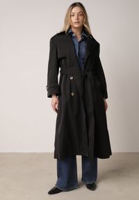 Born2be - Czarny Bawełniano-Wiskozowy Płaszcz Trencz z Wiązanym Paskiem i Klapą Lissana. Okazja: na co dzień. Kolor: czarny. Materiał: wiskoza, bawełna. Styl: casual, elegancki, klasyczny #1
