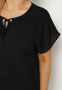 Born2be - Czarna Bluzka z Wiskozą Wiązana przy Dekolcie Dovarelle. Okazja: na co dzień. Kolekcja: plus size. Kolor: czarny. Materiał: wiskoza. Długość rękawa: krótki rękaw. Długość: krótkie. Styl: casual, elegancki #5