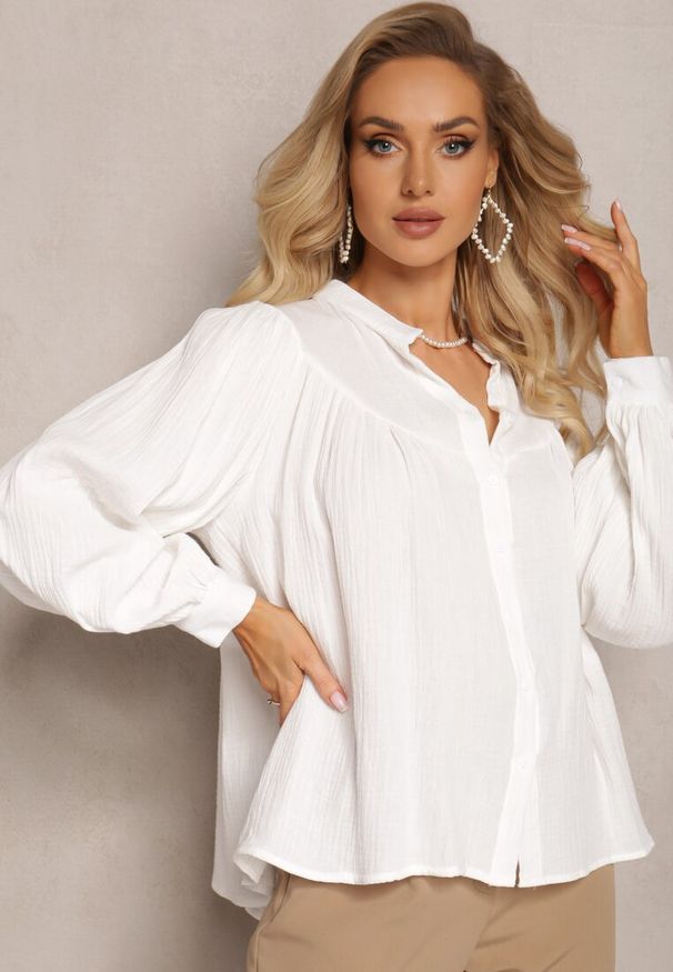 Renee - Biała Bawełniana Koszula z Guzikami i Długimi Rękawami Werica. Okazja: na co dzień. Typ kołnierza: kołnierzyk klasyczny. Kolor: biały. Materiał: bawełna. Długość rękawa: długi rękaw. Długość: długie. Styl: casual, elegancki, klasyczny