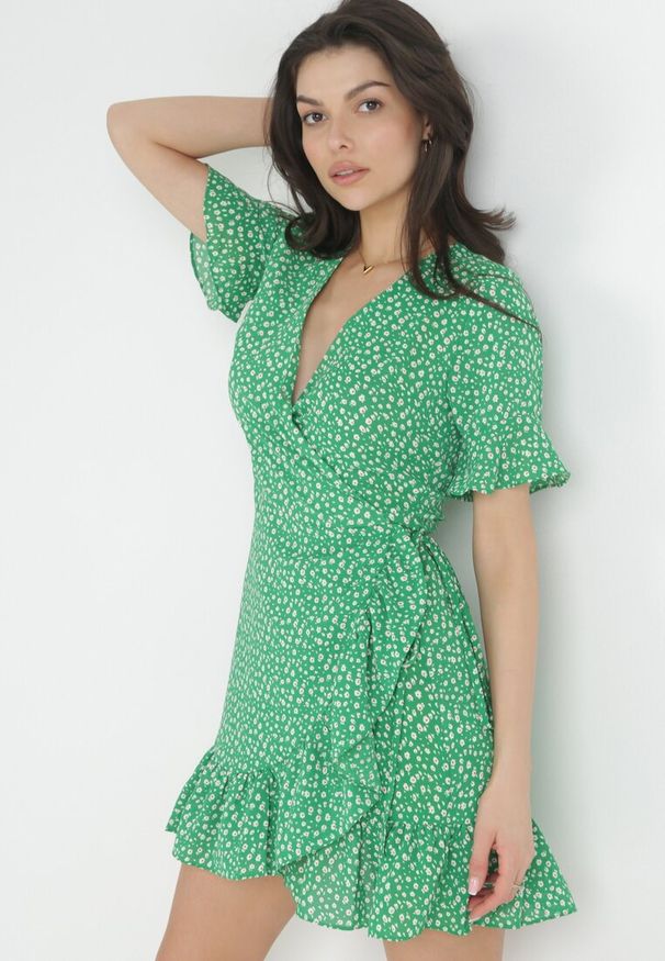 Born2be - Zielona Kopertowa Sukienka z Falbankami w Kwiaty Tirnya. Typ kołnierza: kołnierz z falbankami. Kolor: zielony. Wzór: kwiaty. Sezon: lato. Typ sukienki: kopertowe. Styl: wakacyjny