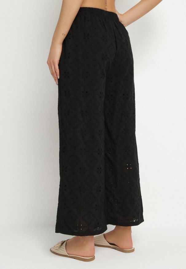 Born2be - Czarne Bawełniane Spodnie z Haftowanej Tkaniny z Gumką w Talii Mevaleia. Okazja: na co dzień. Kolor: czarny. Materiał: bawełna, tkanina. Wzór: haft. Styl: klasyczny, casual