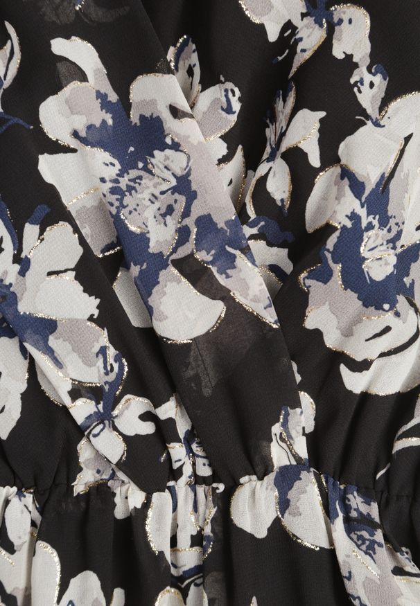 Renee - Czarna Kopertowa Sukienka z Wiązanym Paskiem w Kwiatowy Print z Brokatem Runewea. Okazja: na randkę. Kolor: czarny. Wzór: nadruk, kwiaty. Typ sukienki: kopertowe. Styl: boho