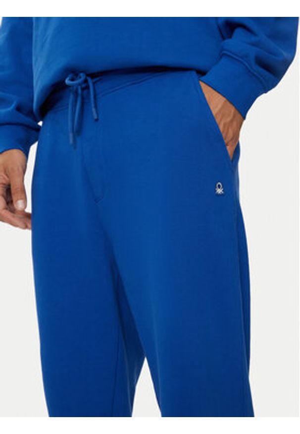 United Colors of Benetton - United Colors Of Benetton Spodnie dresowe 342ZUF01B Niebieski Regular Fit. Kolor: niebieski. Materiał: bawełna