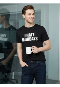 Sinsay - Bawełniana koszulka z napisem - czarny. Kolor: czarny. Materiał: bawełna. Wzór: napisy #1