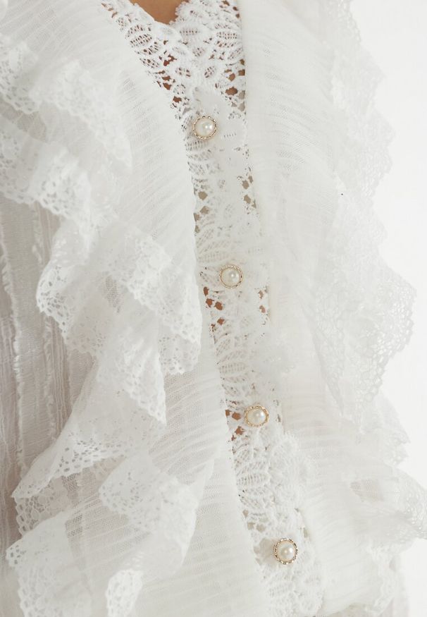 Born2be - Biała Koszula z Falbankami i Ażurową Koronką Fairwillow. Typ kołnierza: kołnierz z falbankami. Kolor: biały. Materiał: koronka. Wzór: ażurowy, koronka. Styl: vintage