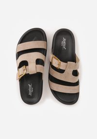 Born2be - Ciemnobeżowe Klapki z Geometryczną Cholewką i Klamrą z Boku Endrita. Okazja: na co dzień. Kolor: beżowy. Wzór: geometria. Styl: casual, klasyczny #7