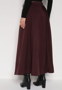 Born2be - Bordowa Wiskozowa Spódnica o Rozkloszowanym Kroju z Paskiem z Klamrą Lawedisa. Okazja: na co dzień, do pracy, na spotkanie biznesowe. Kolor: czerwony. Materiał: wiskoza. Styl: biznesowy, klasyczny, casual, elegancki #4