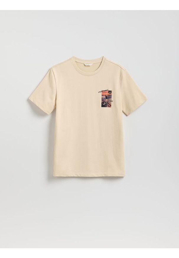 Reserved - T-shirt regular z nadrukiem - beżowy. Kolor: beżowy. Materiał: bawełna, dzianina. Wzór: nadruk