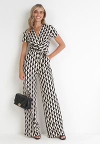 Born2be - Beżowy Długi Kombinezon Kopertowy Wiązany w Pasaie Braya. Kolor: beżowy. Materiał: materiał. Długość: długie. Wzór: geometria, aplikacja #4