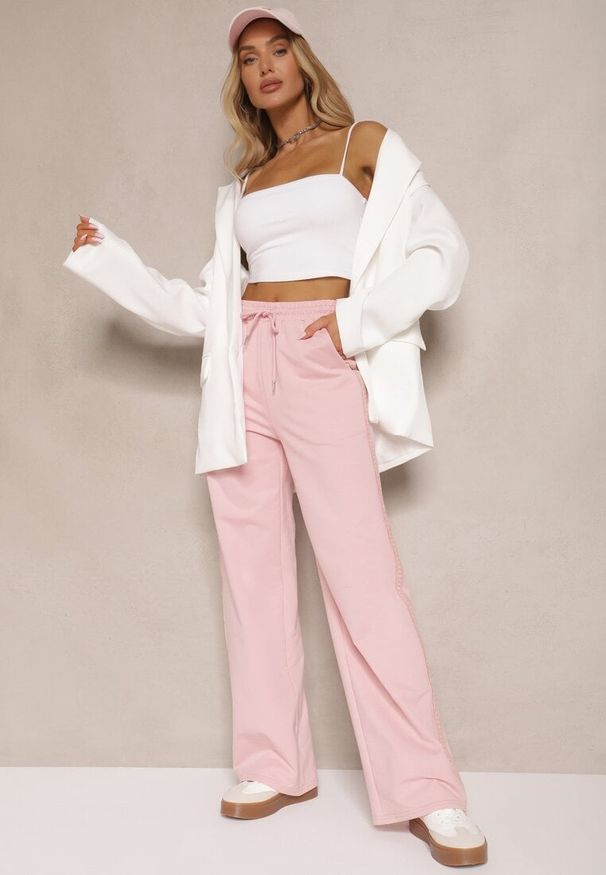 Renee - Różowe Bawełniane Spodnie o Szerokim Kroju High Waist z Lampasami Pillorra. Okazja: na co dzień. Stan: podwyższony. Kolor: różowy. Materiał: bawełna. Styl: sportowy, casual