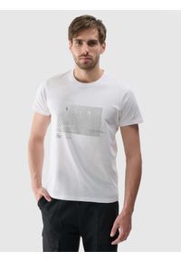 4f - T-shirt regular z nadrukiem męski - biały. Okazja: na co dzień. Kolor: biały. Materiał: bawełna, jersey, dzianina. Długość rękawa: krótki rękaw. Długość: krótkie. Wzór: nadruk. Styl: sportowy, casual, klasyczny