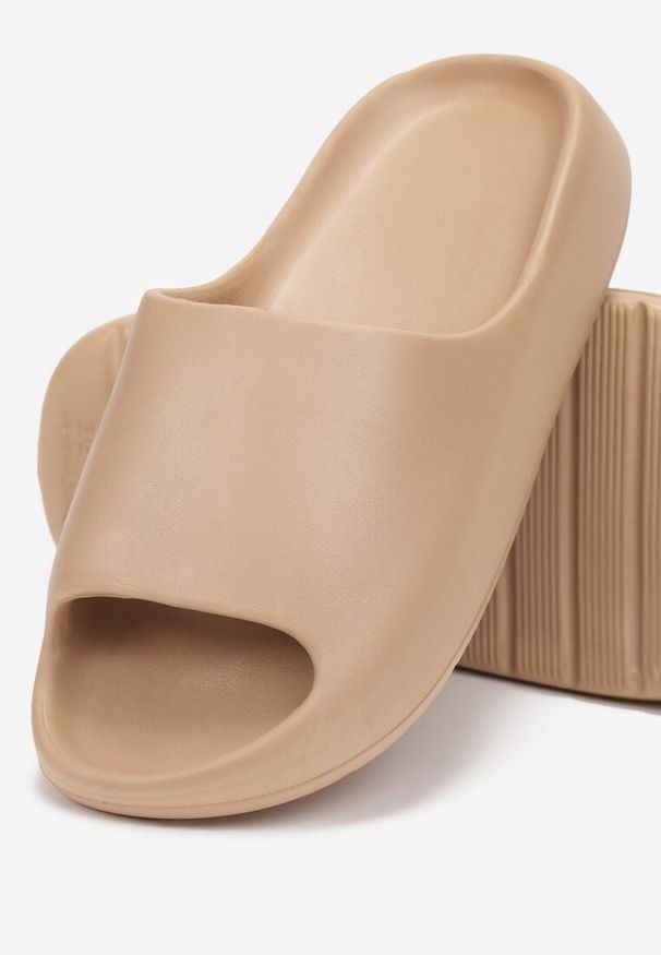 Renee - Ciemnobeżowe Piankowe Klapki z Grubą Podeszwą i Szerokim Paskiem Zamila. Okazja: na co dzień, na plażę. Kolor: beżowy. Styl: sportowy, casual, elegancki