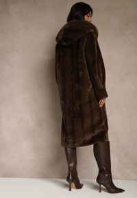 Renee - Brązowy Futrzany Płaszcz z Kapturem Zdobiony Pionowym Wzorem Elrinrahne. Typ kołnierza: kaptur. Kolor: brązowy. Materiał: futro. Długość rękawa: długi rękaw. Wzór: aplikacja. Styl: klasyczny #5
