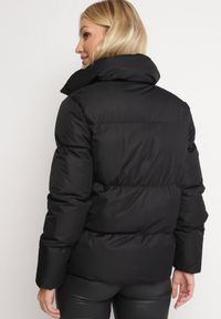 Born2be - Czarna Kurtka Pikowana ze Stójką Astasia. Typ kołnierza: kołnierzyk stójkowy. Kolor: czarny. Wzór: jednolity. Sezon: zima, jesień. Styl: elegancki #3