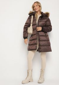 Born2be - Ciemnobrązowa Długa Kurtka Pikowana z Kapturem z Futrem z Możliwością Odpięcia Feneia. Okazja: na co dzień. Typ kołnierza: kaptur. Kolor: brązowy. Materiał: futro. Długość: długie. Styl: casual #3