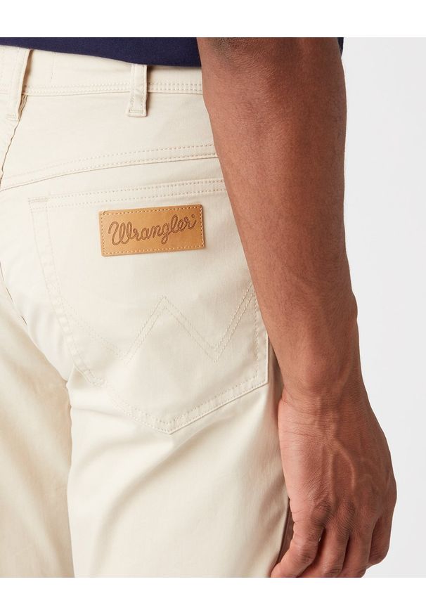Wrangler - WRANGLER TEXAS SLIM MĘSKIE SPODNIE MATERIAŁOWE PUMICE STONE W12SEAC13 112145791. Materiał: materiał