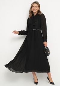 Born2be - Czarna Rozkloszowana Sukienka Maxi z Plisowanym Dołem i Paskiem Brofilla. Okazja: na co dzień. Kolor: czarny. Materiał: poliester, materiał, koronka. Wzór: aplikacja, koronka. Styl: casual, klasyczny. Długość: maxi #1
