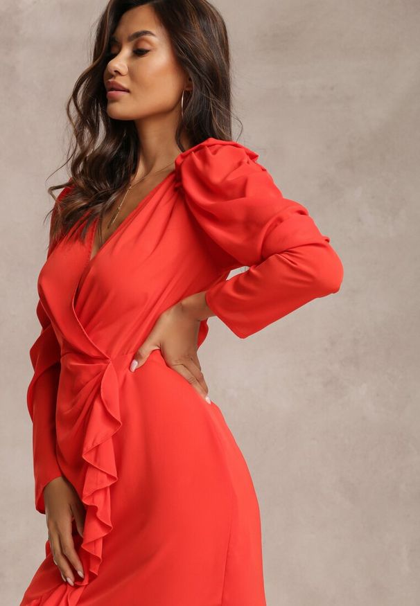 Renee - Czerwona Sukienka Zarinyra. Kolor: czerwony. Wzór: aplikacja. Typ sukienki: kopertowe, proste. Długość: mini