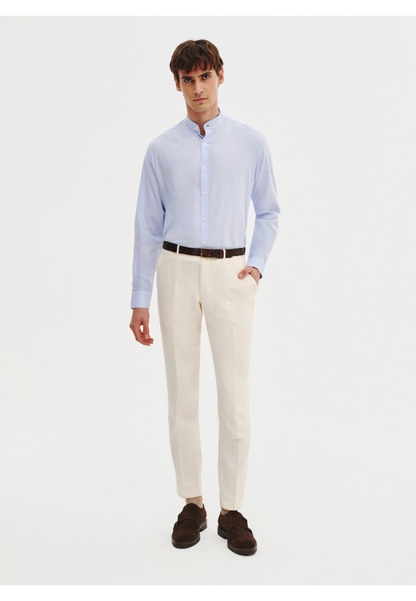 Pako Lorente - PAKO LORENTE - Niebieska koszula męska z lnu i bawełny. Typ kołnierza: kołnierzyk stójkowy. Kolor: czarny, biały, niebieski. Materiał: len, bawełna. Długość rękawa: długi rękaw. Długość: długie. Wzór: gładki. Sezon: wiosna