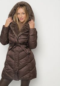 Born2be - Brązowa Pikowana Kurtka z Wiązanym Paskiem i Kapturem z Futerkiem Fenama. Okazja: na spacer, na co dzień. Kolor: brązowy. Materiał: futro. Styl: casual, elegancki #1