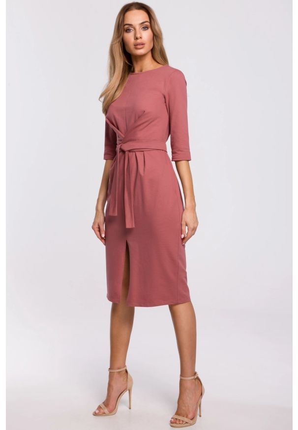 Sukienki.shop - Sukienka dopasowana z rozcięciem i wiązaniem różowa bawełna. Okazja: na co dzień, do pracy. Kolor: różowy. Materiał: bawełna. Styl: casual