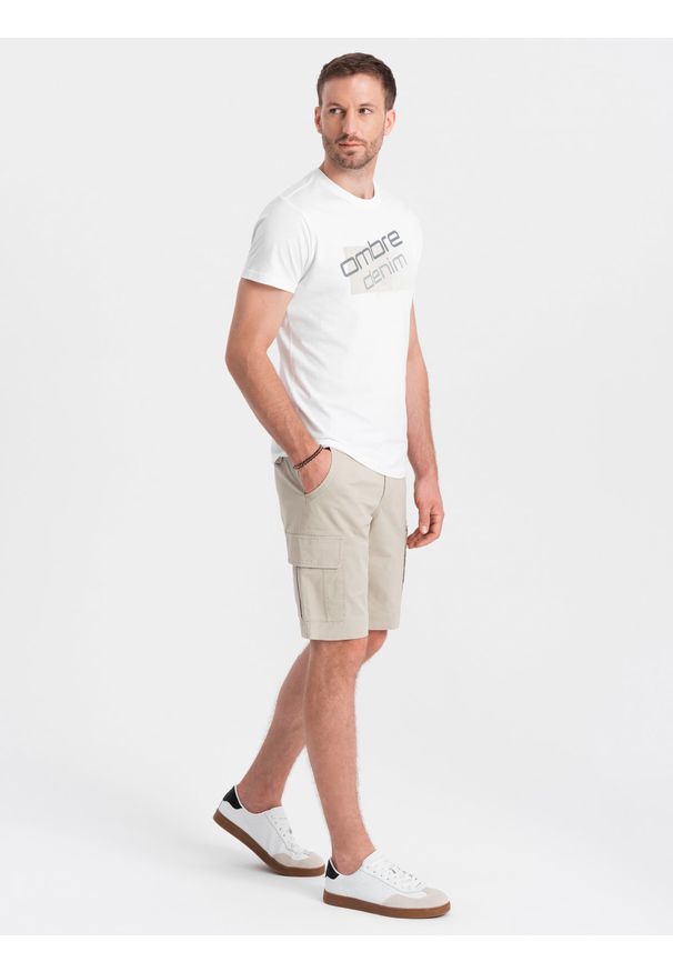Ombre Clothing - Męskie jednokolorowe szorty z kieszeniami cargo – beżowe V3 - Rozmiar: XXL. Okazja: na co dzień. Kolor: beżowy. Materiał: elastan, materiał, bawełna, poliester. Długość: krótkie. Wzór: aplikacja, jednolity, haft, gładki. Sezon: lato. Styl: wakacyjny, casual