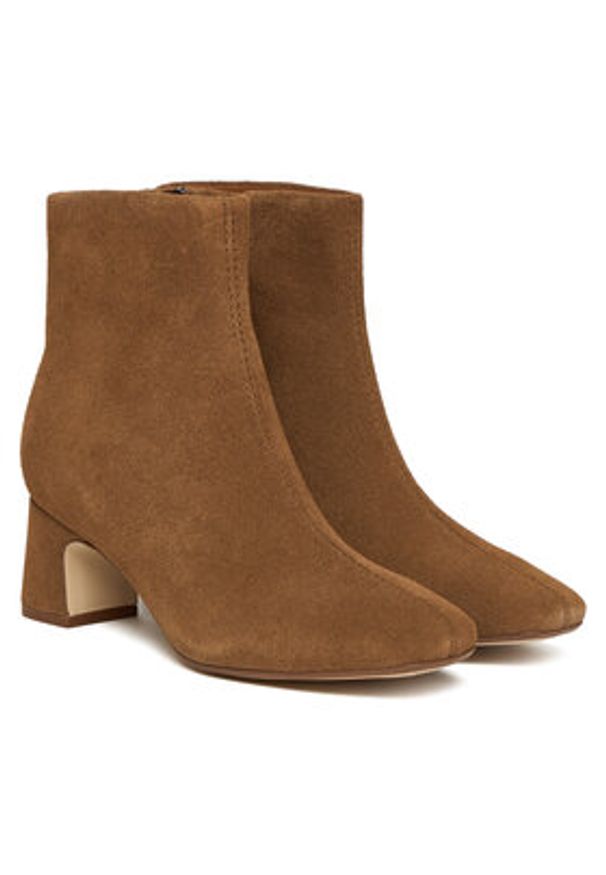 Clarks Botki Fernie Zip 26182938 Brązowy. Kolor: brązowy. Materiał: skóra, zamsz