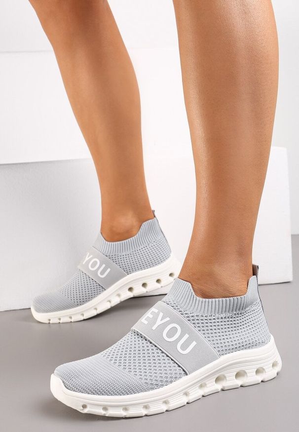 Renee - Szare Buty Sportowe z Napisem LOVE i Elastyczną Cholewką Alaissa. Nosek buta: okrągły. Kolor: szary. Szerokość cholewki: normalna. Wzór: napisy