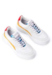 PREMIUM BASICS - Białe sneakersy ze skóry wegańskiej ISABEL. Nosek buta: okrągły. Kolor: czerwony. Materiał: zamsz, materiał. Szerokość cholewki: normalna. Wzór: aplikacja #3
