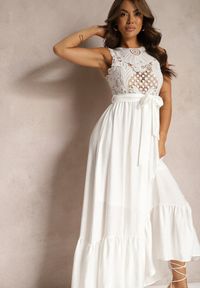 Renee - Biała Taliowana Sukienka Ozdobiona na Górze Ażurowym Wzorem Nahine. Kolor: biały. Wzór: aplikacja, ażurowy
