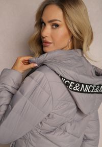 Renee - Szara Jednolita Kurtka z Pikowaniem Kieszeniami i Suwakiem oraz Kapturem Sassana. Kolor: szary. Materiał: tkanina. Wzór: jednolity #5