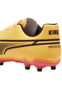 Buty piłkarskie Puma King Match FG/AG M 107570 05 pomarańczowe. Kolor: pomarańczowy. Materiał: mikrofibra, materiał. Szerokość cholewki: normalna. Sport: piłka nożna