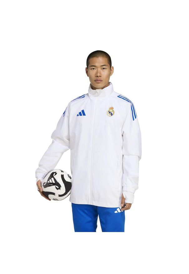 Adidas - Kurtka dresowa na zewnątrz Real Madryt EU 2025/26. Kolor: biały. Materiał: dresówka. Sport: piłka nożna