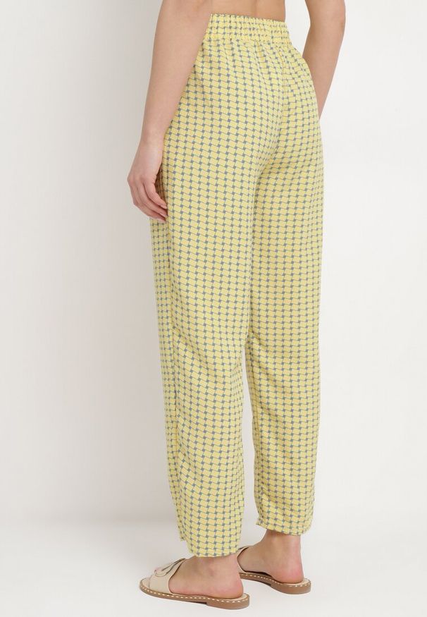 Born2be - Żółte Spodnie w Geometryczny Print z Wysokim Stanem Lolla. Okazja: na randkę, na co dzień. Stan: podwyższony. Kolor: żółty. Wzór: geometria, nadruk. Styl: elegancki, casual