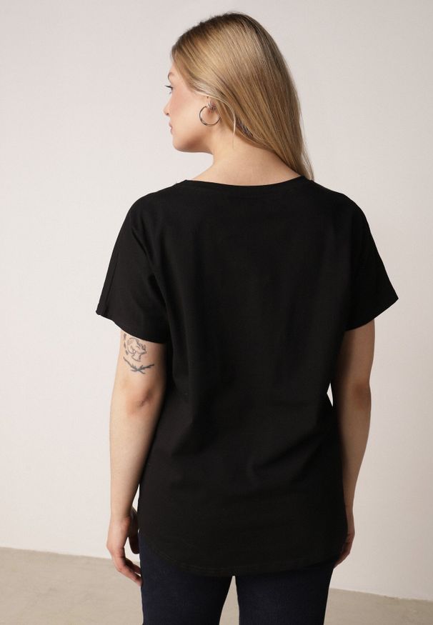 Born2be - Czarny T-shirt Bawełniany Klasyczny o Fasonie Oversize z Dłuższym Tyłem Nemedora. Okazja: na co dzień. Kolor: czarny. Materiał: bawełna. Długość: długie. Styl: klasyczny