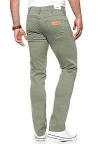 Wrangler - WRANGLER SPODNIE MĘSKIE GREENSBORO DUSTY GREEN W15QSM22A. Materiał: materiał #9