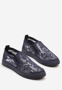 Renee - Granatowe Tenisówki z Koronkową Cholewką Fenvalia. Okazja: na co dzień. Kolor: niebieski. Materiał: koronka. Szerokość cholewki: normalna. Styl: casual #4