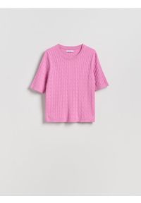 Reserved - Sweter z ozdobnym splotem - fioletowy. Kolor: fioletowy. Materiał: wiskoza, dzianina. Wzór: ze splotem. Styl: klasyczny