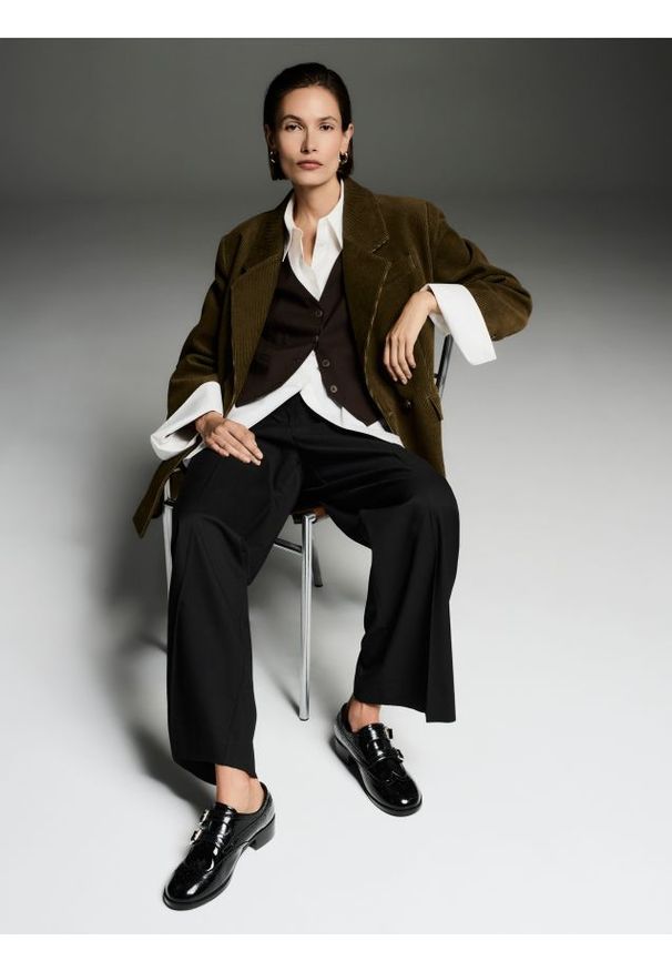 Reserved - Garniturowa kamizelka z wiskozą - ciemnobrązowy. Kolor: brązowy. Materiał: wiskoza