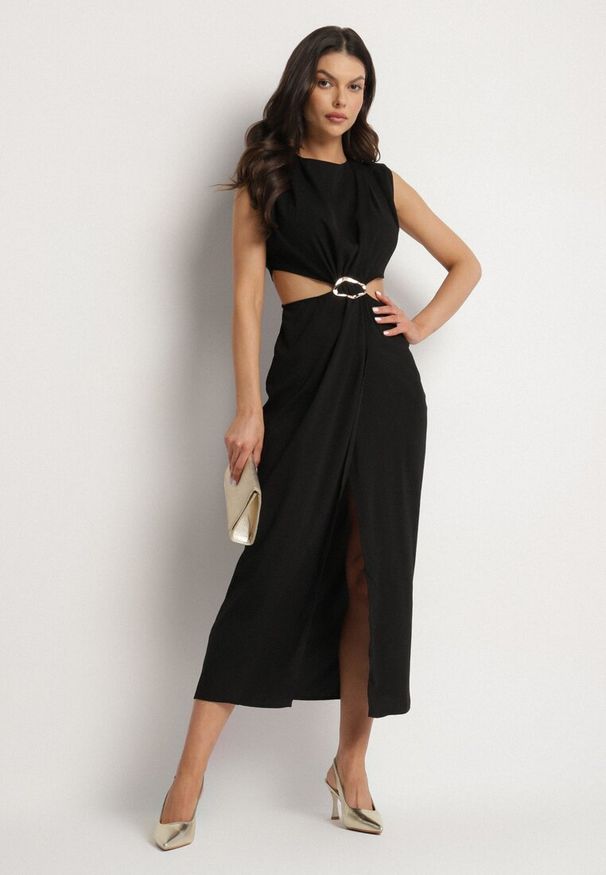 Born2be - Czarna Sukienka Rozkloszowana z Wycięciami w Talii z Metaliczną Ozdobą Galetia. Kolor: czarny. Wzór: aplikacja. Styl: klasyczny, elegancki